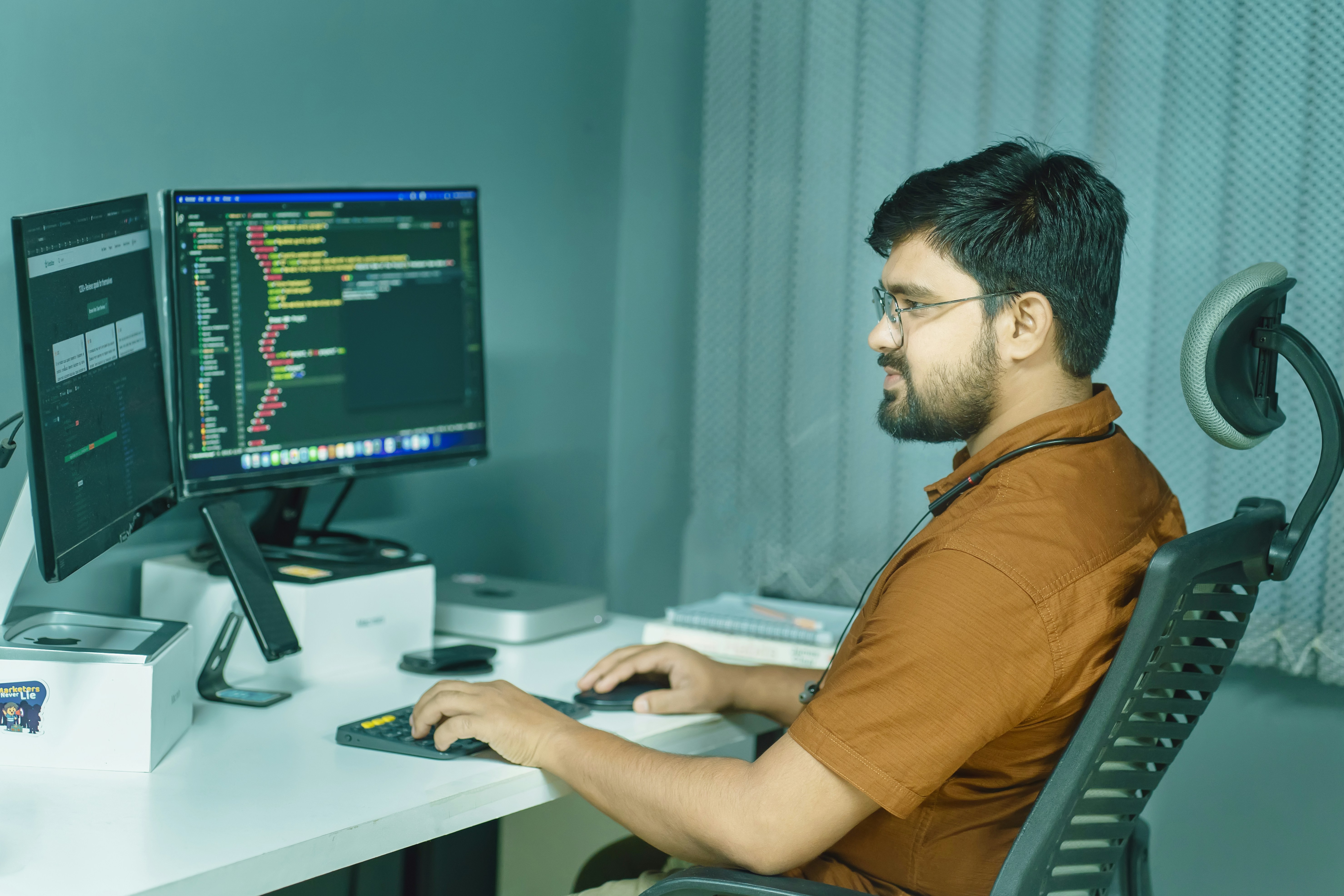 SOC analyst investigating alerts on workstation